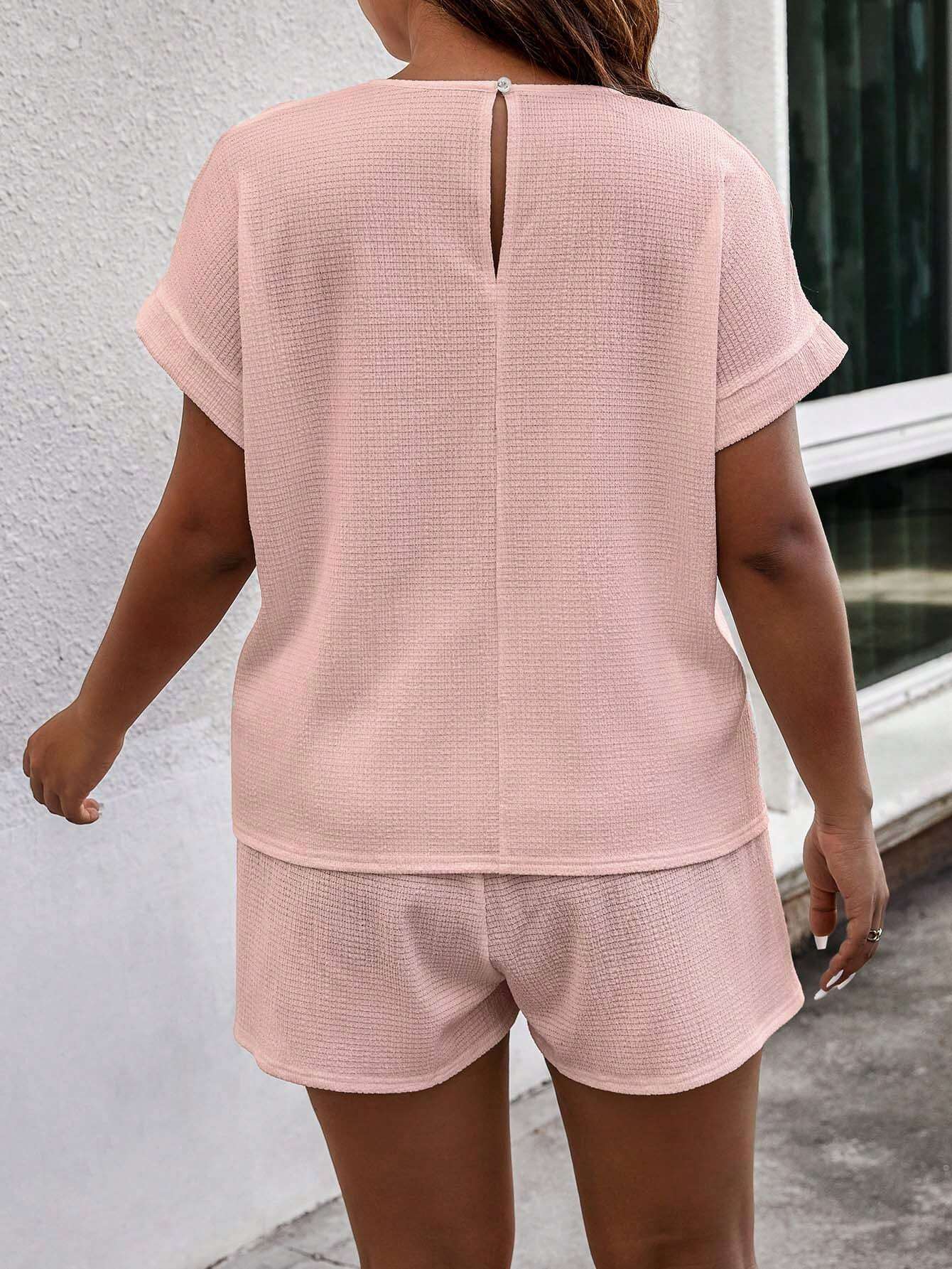 Breezaya Conjunto de 2 peças Plus Size, Top Estilo Boho com Manga de Morcego em Cor Sólida e Shorts com Estampa Aleatória, para Verão