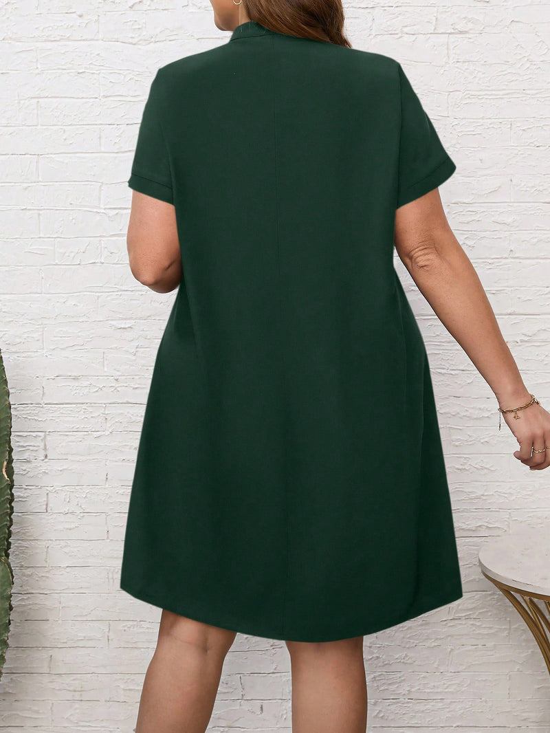 EMERY ROSE Vestido Preto De Verão Tamanho Grande Com Detalhe De Recorte, Decote Com Entalhe E Manga Curta