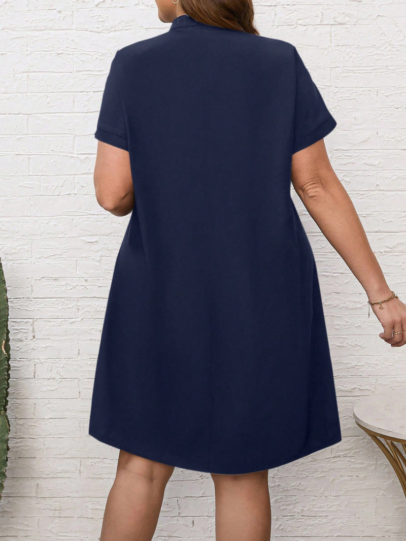 EMERY ROSE Vestido Preto De Verão Tamanho Grande Com Detalhe De Recorte, Decote Com Entalhe E Manga Curta