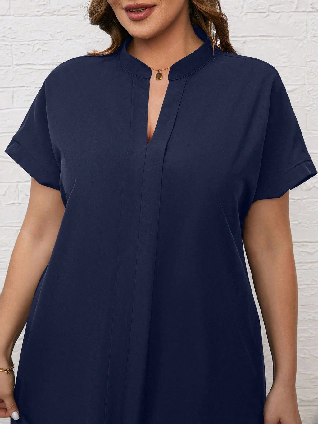 EMERY ROSE Vestido Preto De Verão Tamanho Grande Com Detalhe De Recorte, Decote Com Entalhe E Manga Curta