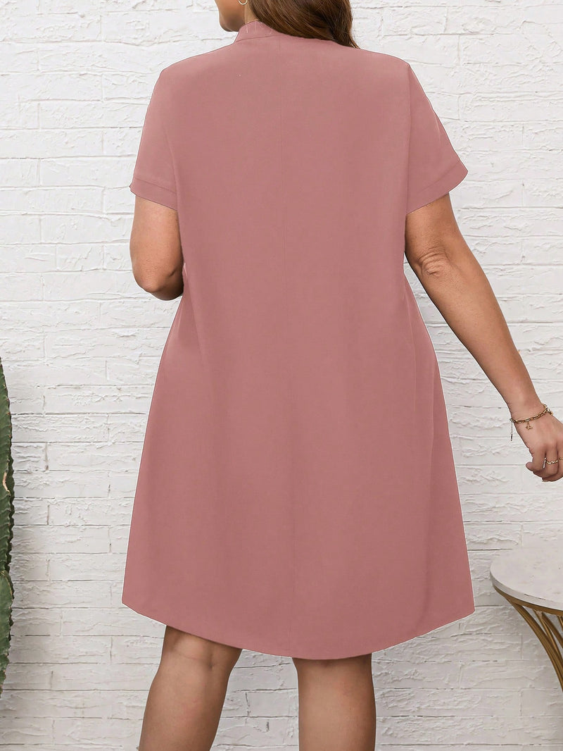 EMERY ROSE Vestido Preto De Verão Tamanho Grande Com Detalhe De Recorte, Decote Com Entalhe E Manga Curta
