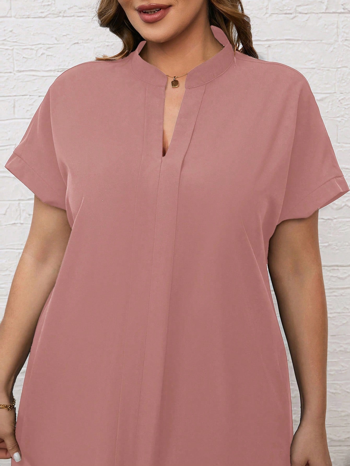 EMERY ROSE Vestido Preto De Verão Tamanho Grande Com Detalhe De Recorte, Decote Com Entalhe E Manga Curta