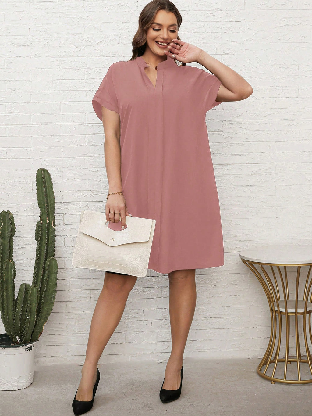 EMERY ROSE Vestido Preto De Verão Tamanho Grande Com Detalhe De Recorte, Decote Com Entalhe E Manga Curta