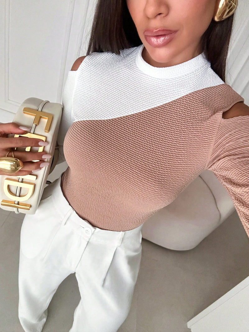 BODY MANGA LONGA BICOLOR OMBRO VAZADO NUDE COM BRANCO