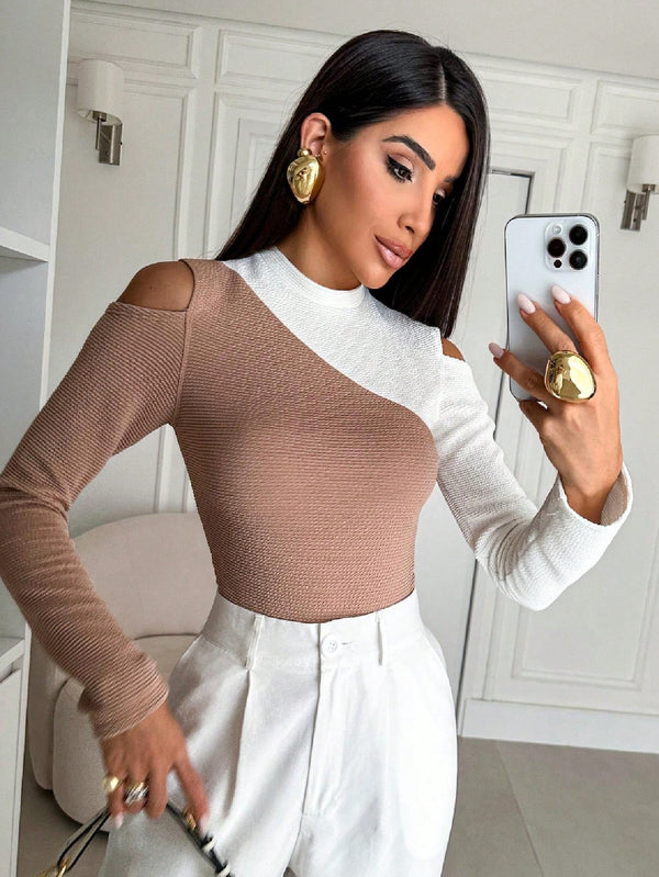 BODY MANGA LONGA BICOLOR OMBRO VAZADO NUDE COM BRANCO
