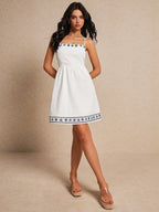 Poéselle Vestido de Alça Fina Bordado Floral Moda Feminina, Vestido de Boneca Halter Bordado Contrastante, Vestido Branco Estilo Boneca Pequeno, Vestido Halter Branco, Vestido de Boneca, Vestidos de Verão Brancos Estilo Bridgerton Boho