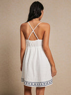 Poéselle Vestido de Alça Fina Bordado Floral Moda Feminina, Vestido de Boneca Halter Bordado Contrastante, Vestido Branco Estilo Boneca Pequeno, Vestido Halter Branco, Vestido de Boneca, Vestidos de Verão Brancos Estilo Bridgerton Boho