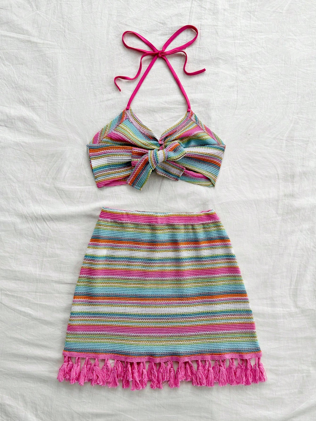 Soleia Conjunto de top curto com decote halter e costas nuas colorido e saia mini com franjas para mulheres, 