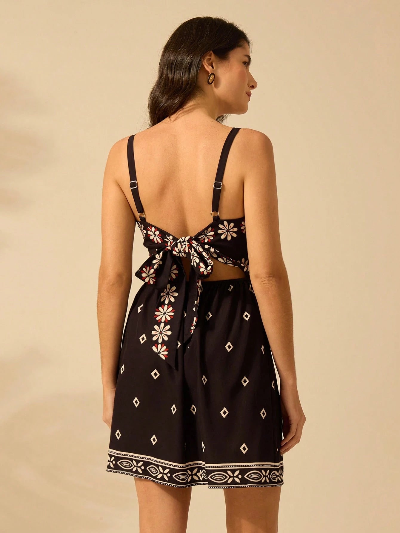 CAJUNI Vestido Curto Preto com Alça em Estilo Boho Tropical, Impressão de Plantas, Azaléia, Girassol para Férias Casuais de Verão para Mulheres