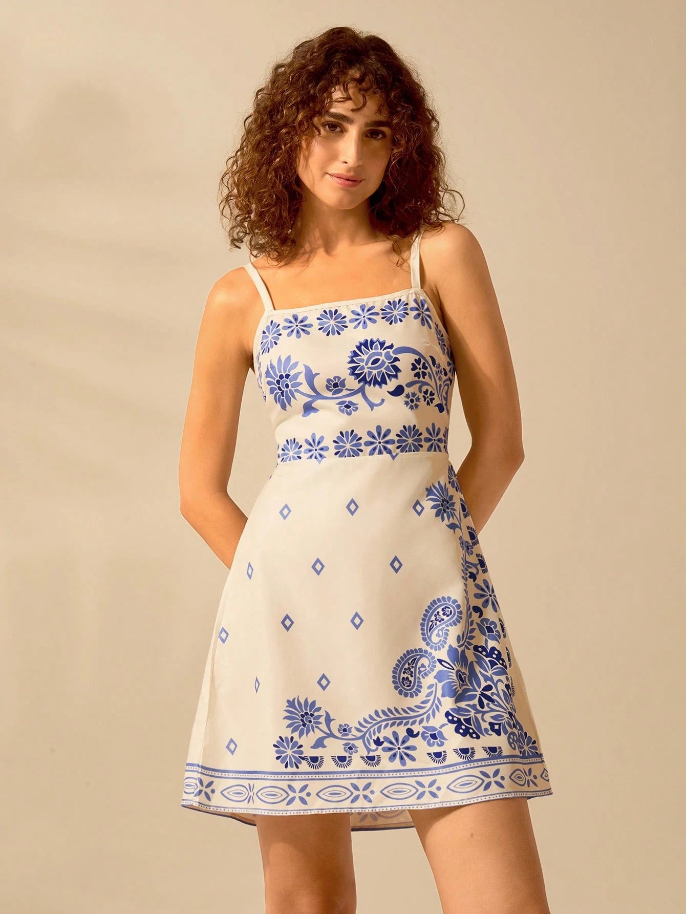 CAJUNI Vestido Curto Preto com Alça em Estilo Boho Tropical, Impressão de Plantas, Azaléia, Girassol para Férias Casuais de Verão para Mulheres