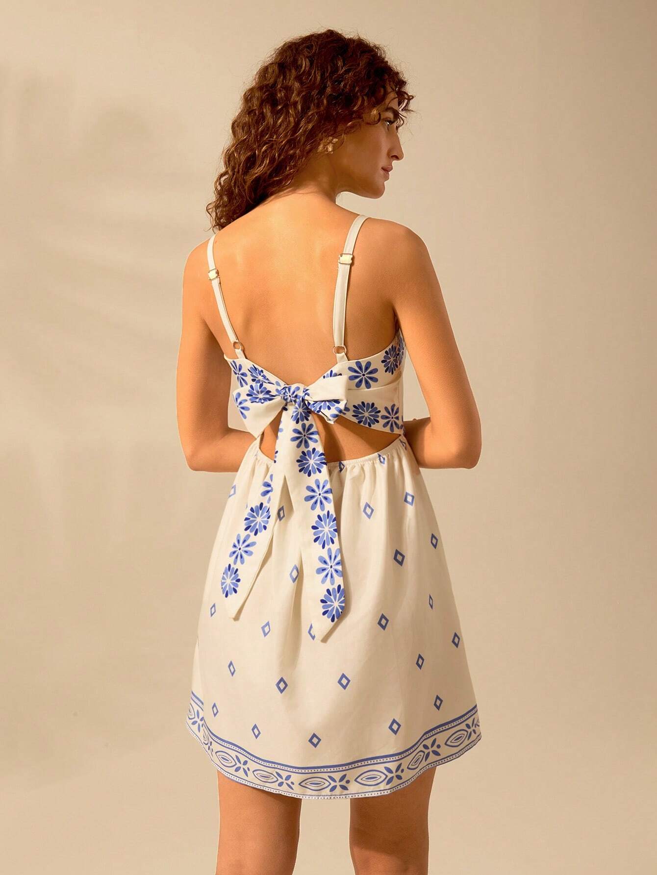 CAJUNI Vestido Curto Preto com Alça em Estilo Boho Tropical, Impressão de Plantas, Azaléia, Girassol para Férias Casuais de Verão para Mulheres