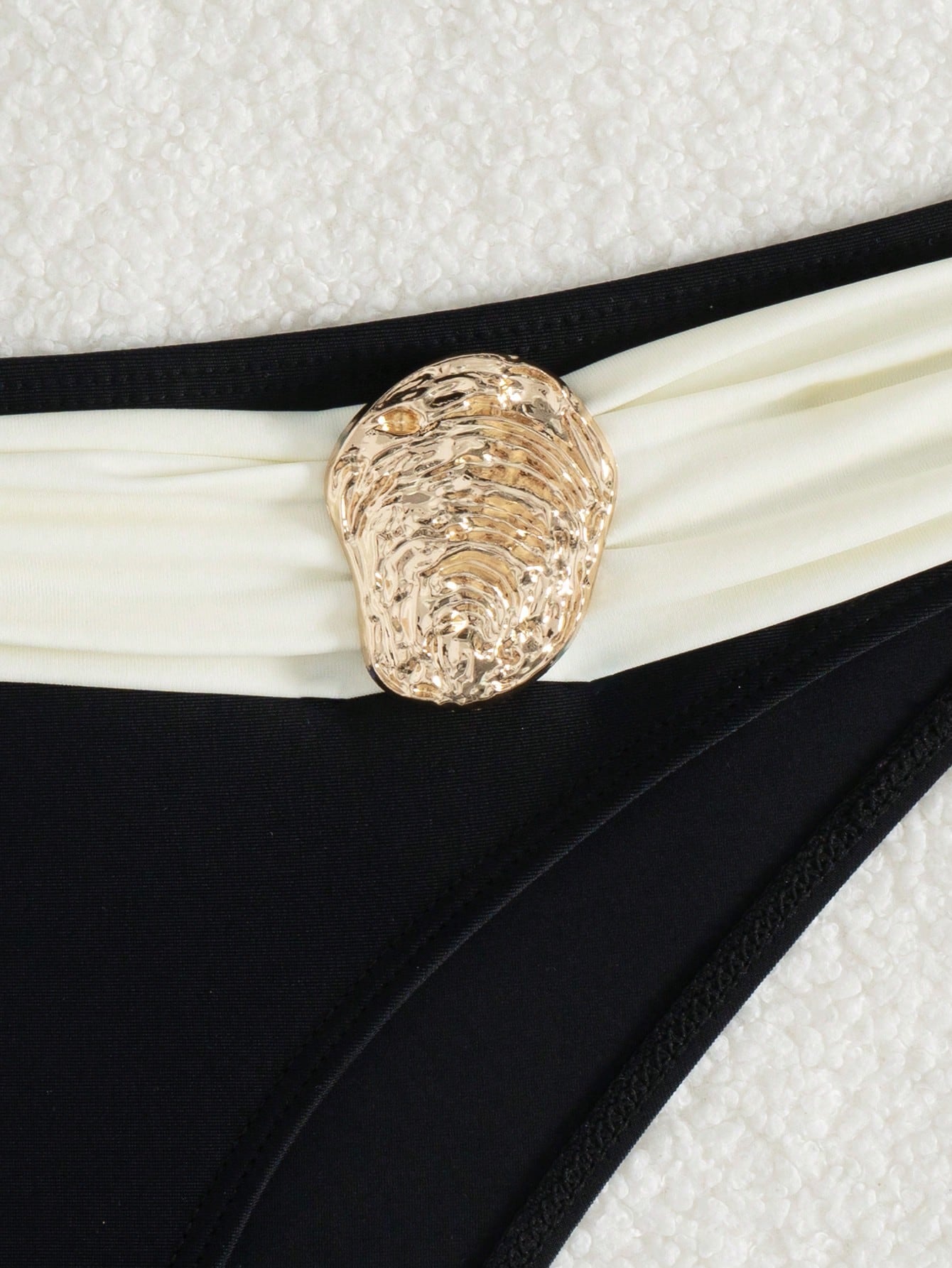 Conjunto de Praia de Verão 2 peças/Conjunto Mulheres, Top com Alça Decorativa de Anel Duplo Preto e Branco Retalhos e Conjunto de Maiô Bikini Triângulo com Acentos Dourados