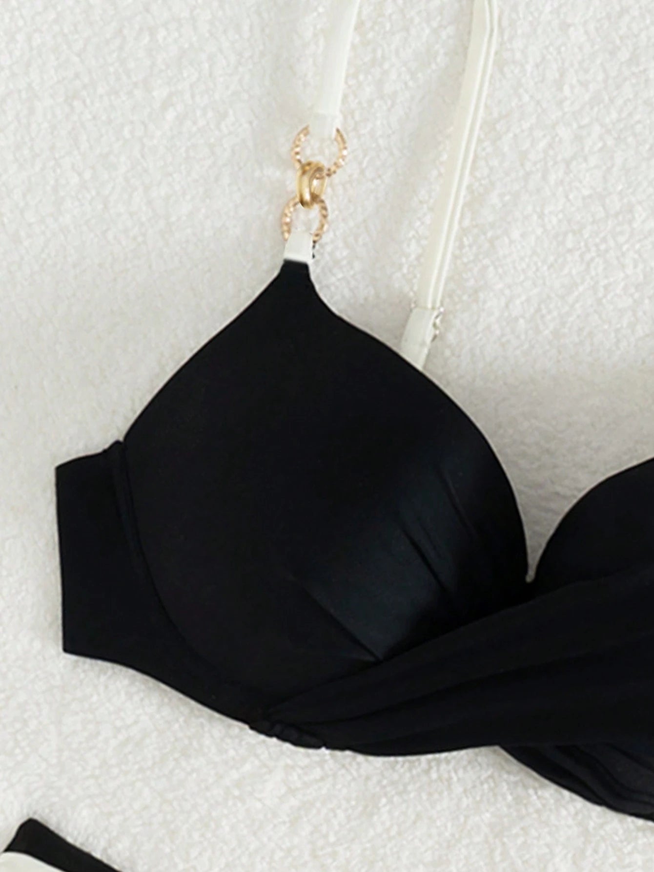 Conjunto de Praia de Verão 2 peças/Conjunto Mulheres, Top com Alça Decorativa de Anel Duplo Preto e Branco Retalhos e Conjunto de Maiô Bikini Triângulo com Acentos Dourados