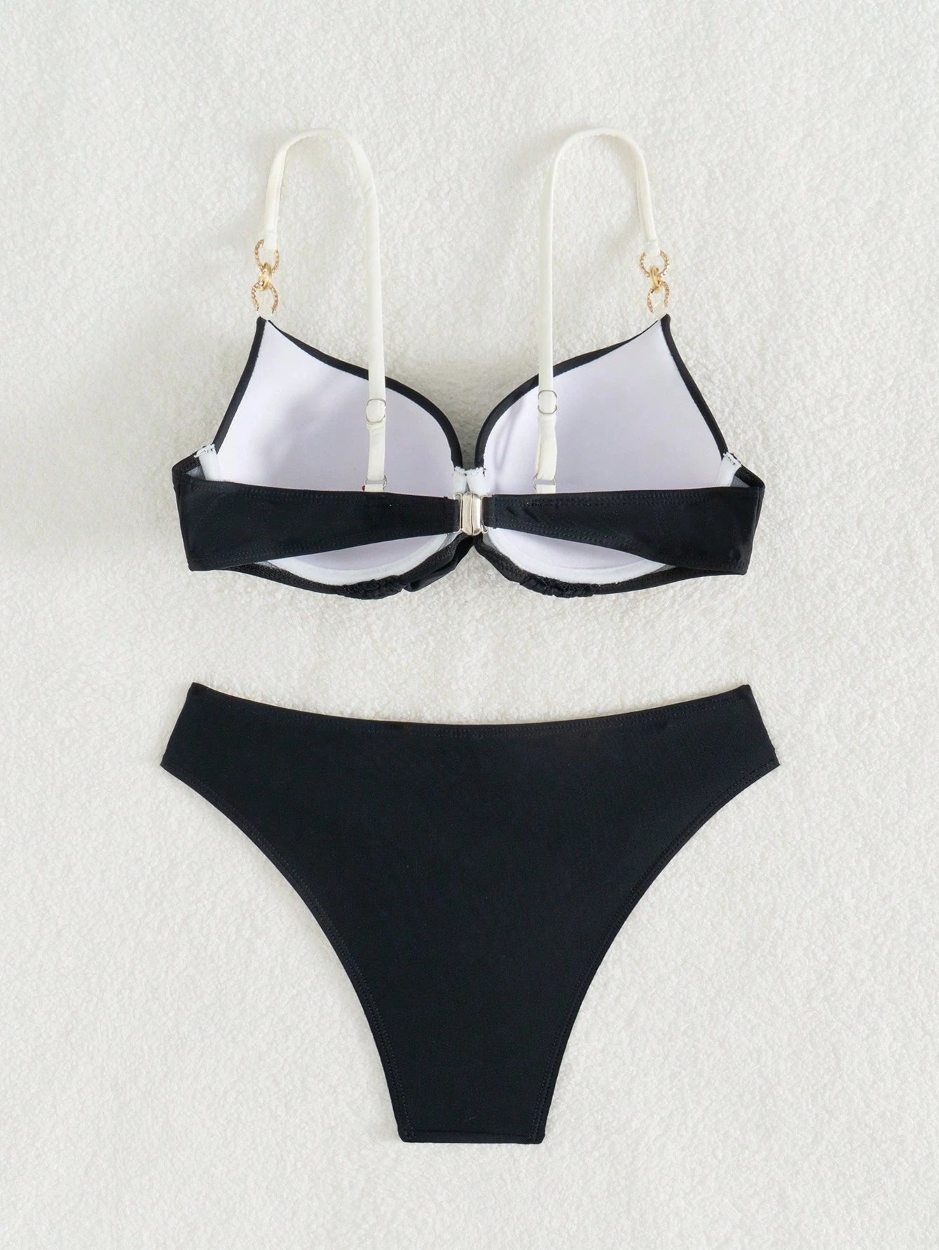 Conjunto de Praia de Verão 2 peças/Conjunto Mulheres, Top com Alça Decorativa de Anel Duplo Preto e Branco Retalhos e Conjunto de Maiô Bikini Triângulo com Acentos Dourados