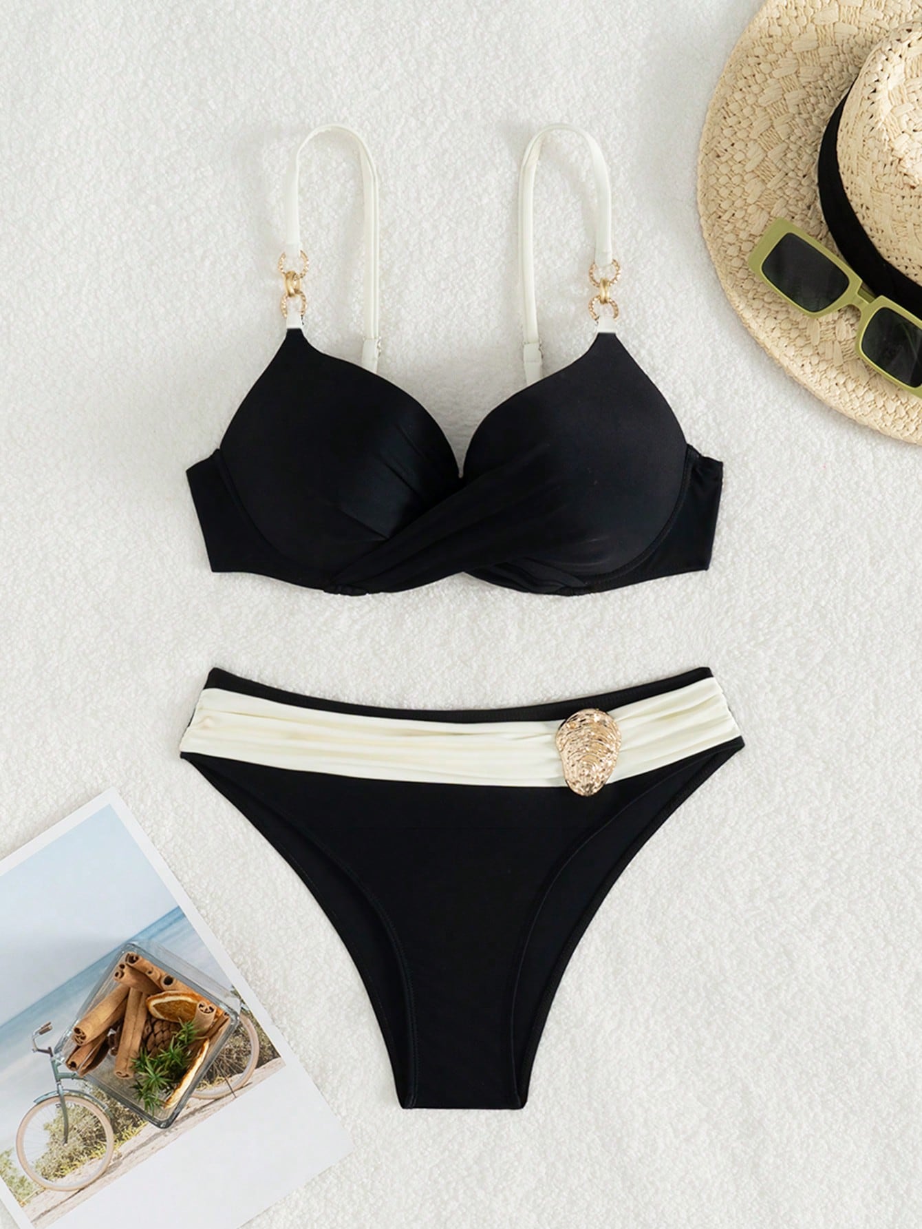 Conjunto de Praia de Verão 2 peças/Conjunto Mulheres, Top com Alça Decorativa de Anel Duplo Preto e Branco Retalhos e Conjunto de Maiô Bikini Triângulo com Acentos Dourados