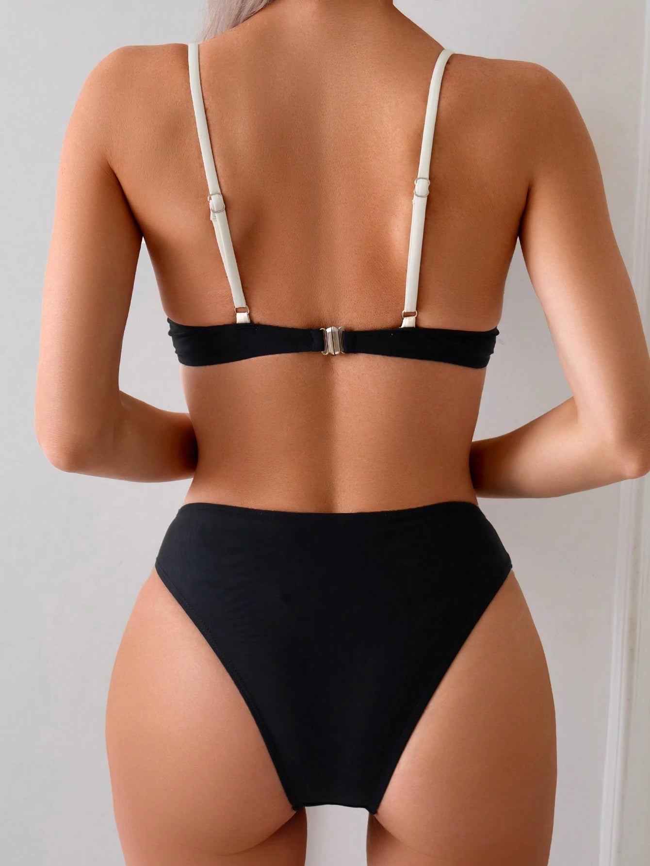 Conjunto de Praia de Verão 2 peças/Conjunto Mulheres, Top com Alça Decorativa de Anel Duplo Preto e Branco Retalhos e Conjunto de Maiô Bikini Triângulo com Acentos Dourados