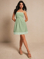 Poéselle Vestido de Alça Fina Bordado Floral Moda Feminina, Vestido de Boneca Halter Bordado Contrastante, Vestido Branco Estilo Boneca Pequeno, Vestido Halter Branco, Vestido de Boneca, Vestidos de Verão Brancos Estilo Bridgerton Boho