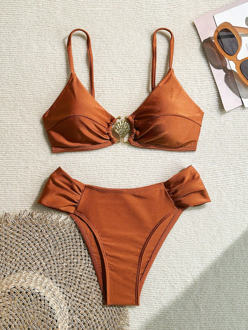 Swim Chiccia Conjunto de Maiô Bikini Frente Alta Plissado com Alças Finas e Decoração Metálica, Design "SpringBreak" Sexy, Totalmente Vegano para Férias na Praia, Roupa de Banho de Verão