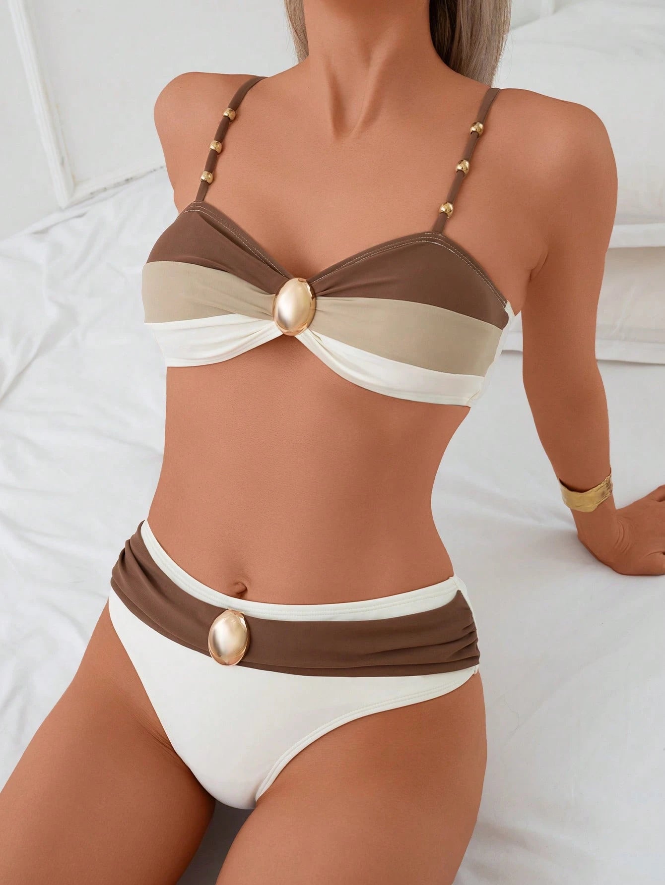 Swim Chiccia 2 peças/Conjunto Maiô Maduro Feminino, Apresentando Top com Alça Ajustável Decorada com Contas Metálicas em Recorte Tricolor e Bottom de Triângulo Regular com Decoração de Contas Metálicas Amarradas na Cintura a Combinar