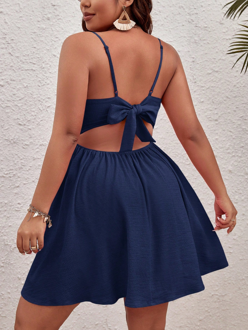 SHEIN VCAY Vestido Cami Plus Size De Cor Sólida Com Nó De Torção & Detalhe Vazado & Sem Costas & Laço Up