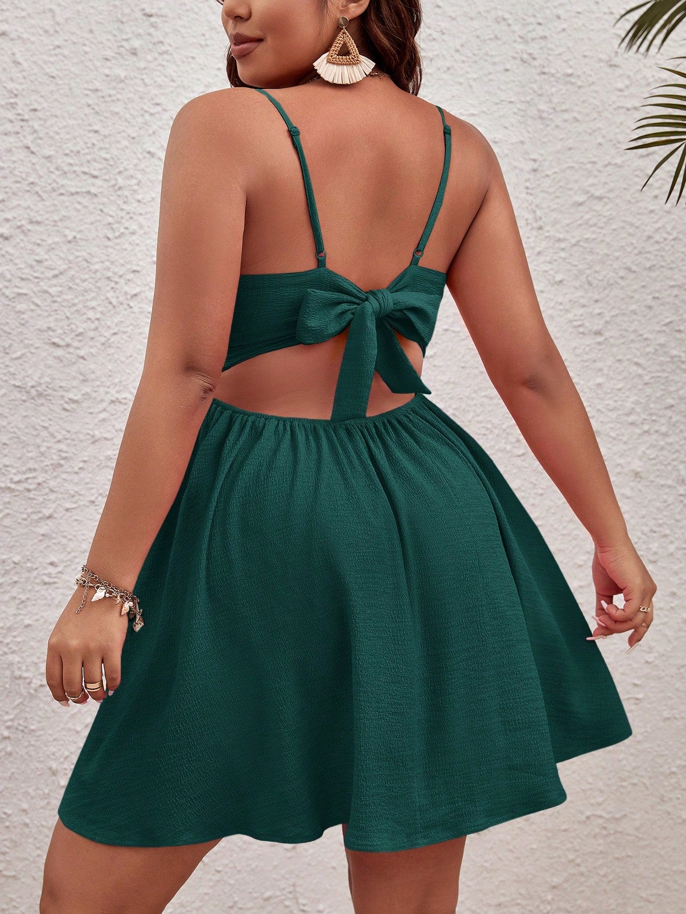 SHEIN VCAY Vestido Cami Plus Size De Cor Sólida Com Nó De Torção & Detalhe Vazado & Sem Costas & Laço Up