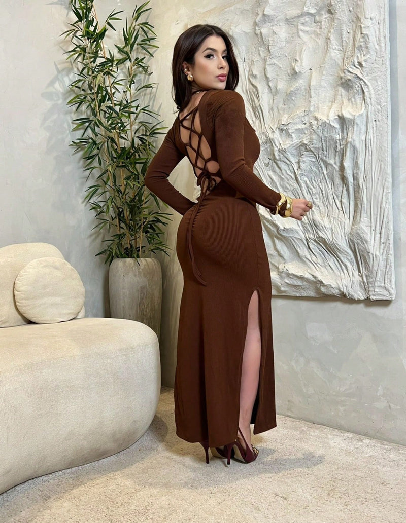 VESTIDO COM DECOTE QUADRADO E DETALHES TRANÇADO NAS COSTAS COM EMPINA BUMBUM