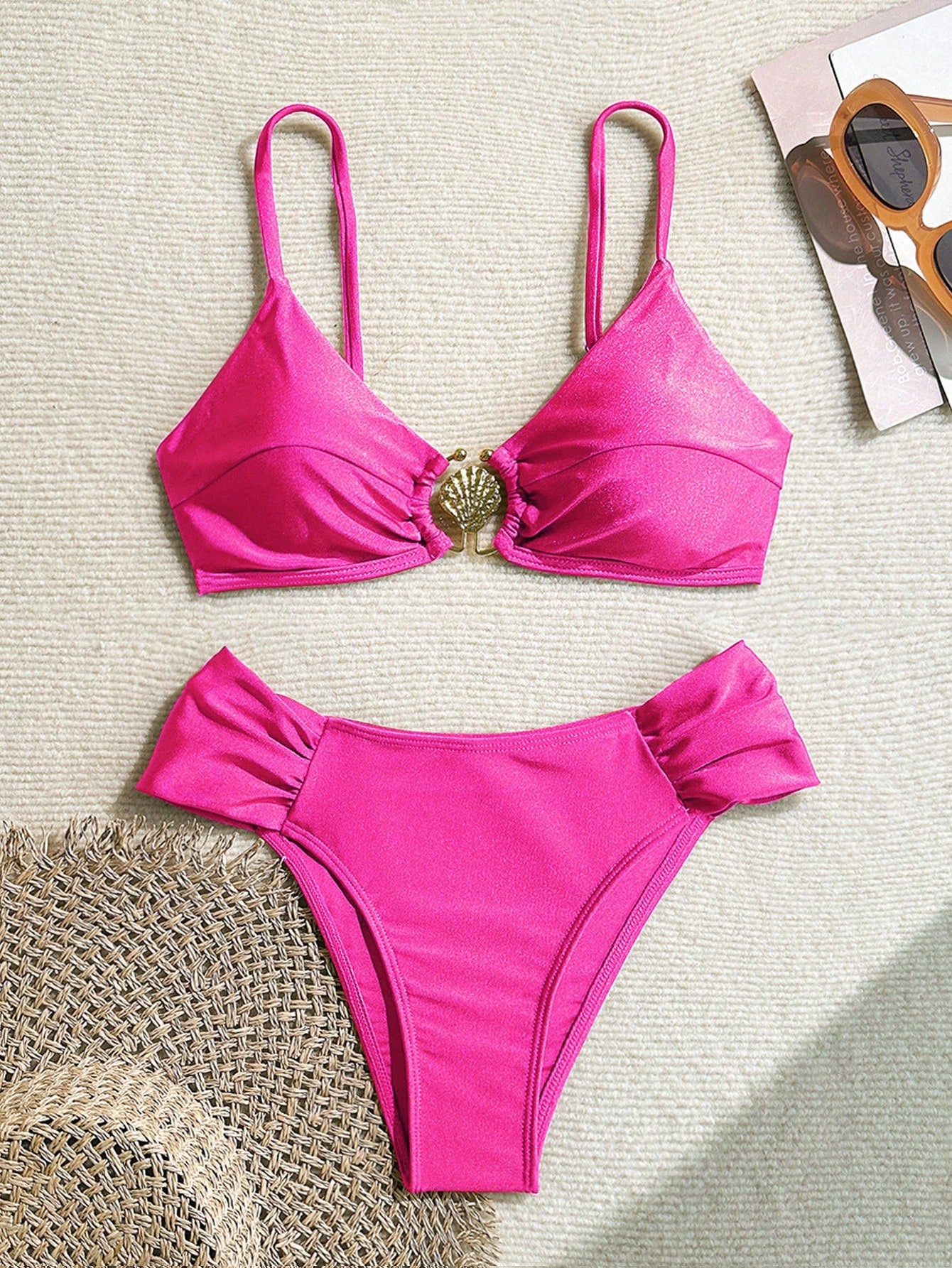 Swim Chiccia Conjunto de Maiô Bikini Frente Alta Plissado com Alças Finas e Decoração Metálica, Design "SpringBreak" Sexy, Totalmente Vegano para Férias na Praia, Roupa de Banho de Verão