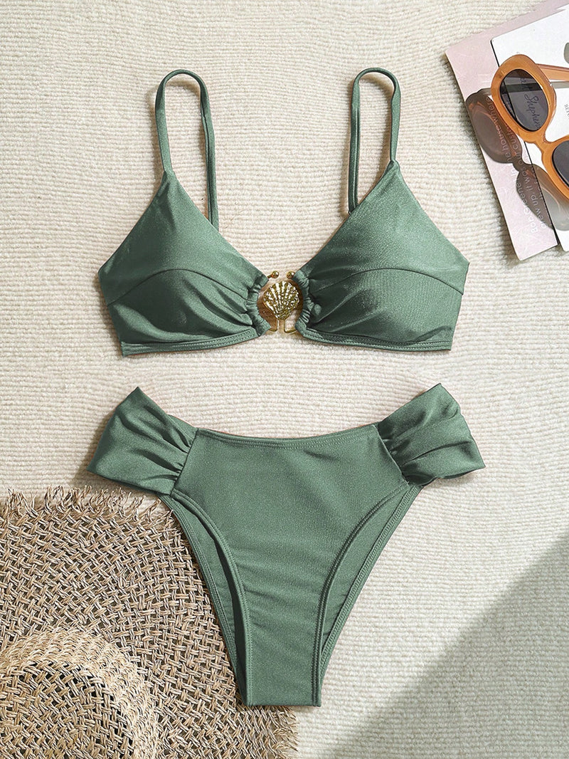Swim Chiccia Conjunto de Maiô Bikini Frente Alta Plissado com Alças Finas e Decoração Metálica, Design "SpringBreak" Sexy, Totalmente Vegano para Férias na Praia, Roupa de Banho de Verão