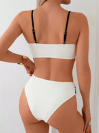 Swim Chiccia 2 peças/Conjunto Maiô Maduro Feminino, Apresentando Top com Alça Ajustável Decorada com Contas Metálicas em Recorte Tricolor e Bottom de Triângulo Regular com Decoração de Contas Metálicas Amarradas na Cintura a Combinar