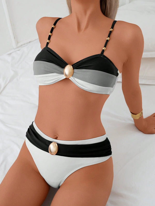 Swim Chiccia 2 peças/Conjunto Maiô Maduro Feminino, Apresentando Top com Alça Ajustável Decorada com Contas Metálicas em Recorte Tricolor e Bottom de Triângulo Regular com Decoração de Contas Metálicas Amarradas na Cintura a Combinar