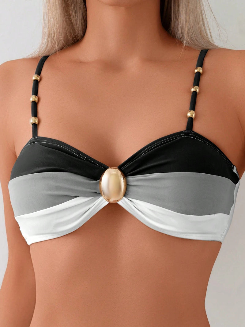 Swim Chiccia 2 peças/Conjunto Maiô Maduro Feminino, Apresentando Top com Alça Ajustável Decorada com Contas Metálicas em Recorte Tricolor e Bottom de Triângulo Regular com Decoração de Contas Metálicas Amarradas na Cintura a Combinar