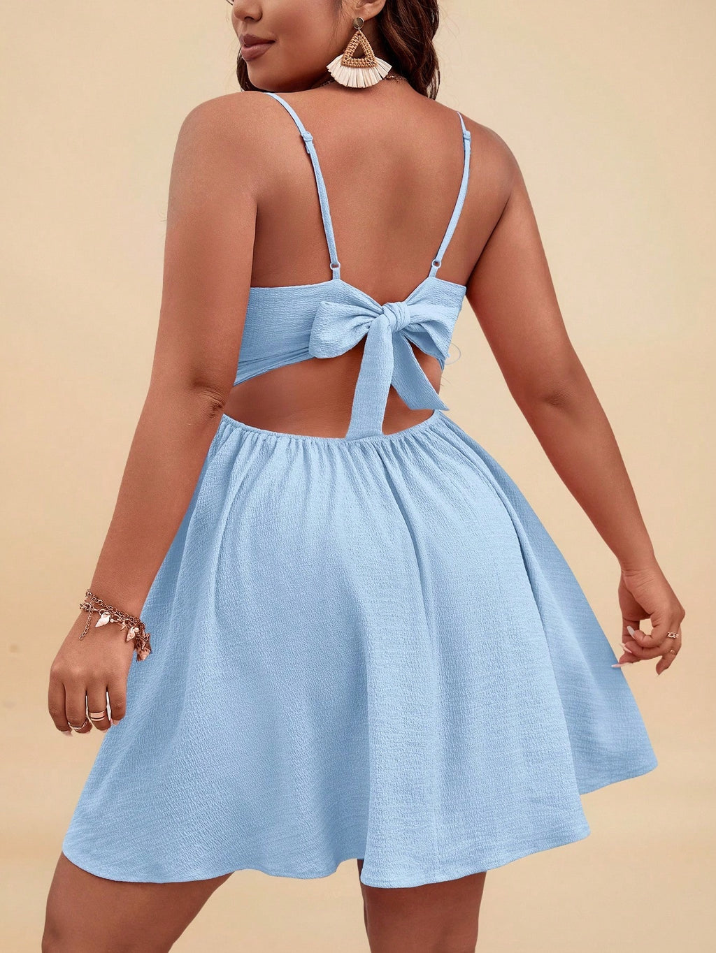 SHEIN VCAY Vestido Cami Plus Size De Cor Sólida Com Nó De Torção & Detalhe Vazado & Sem Costas & Laço Up