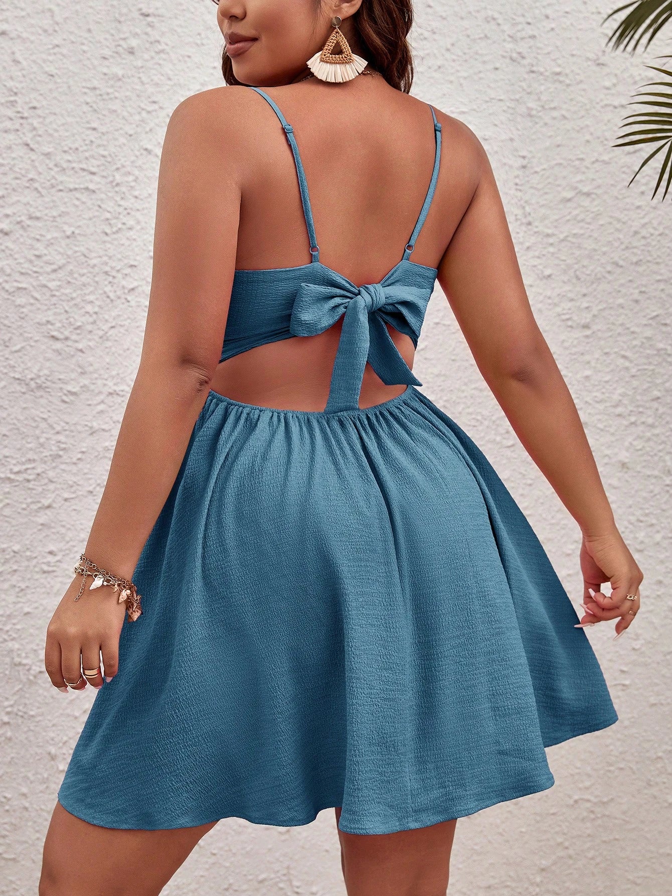 SHEIN VCAY Vestido Cami Plus Size De Cor Sólida Com Nó De Torção & Detalhe Vazado & Sem Costas & Laço Up