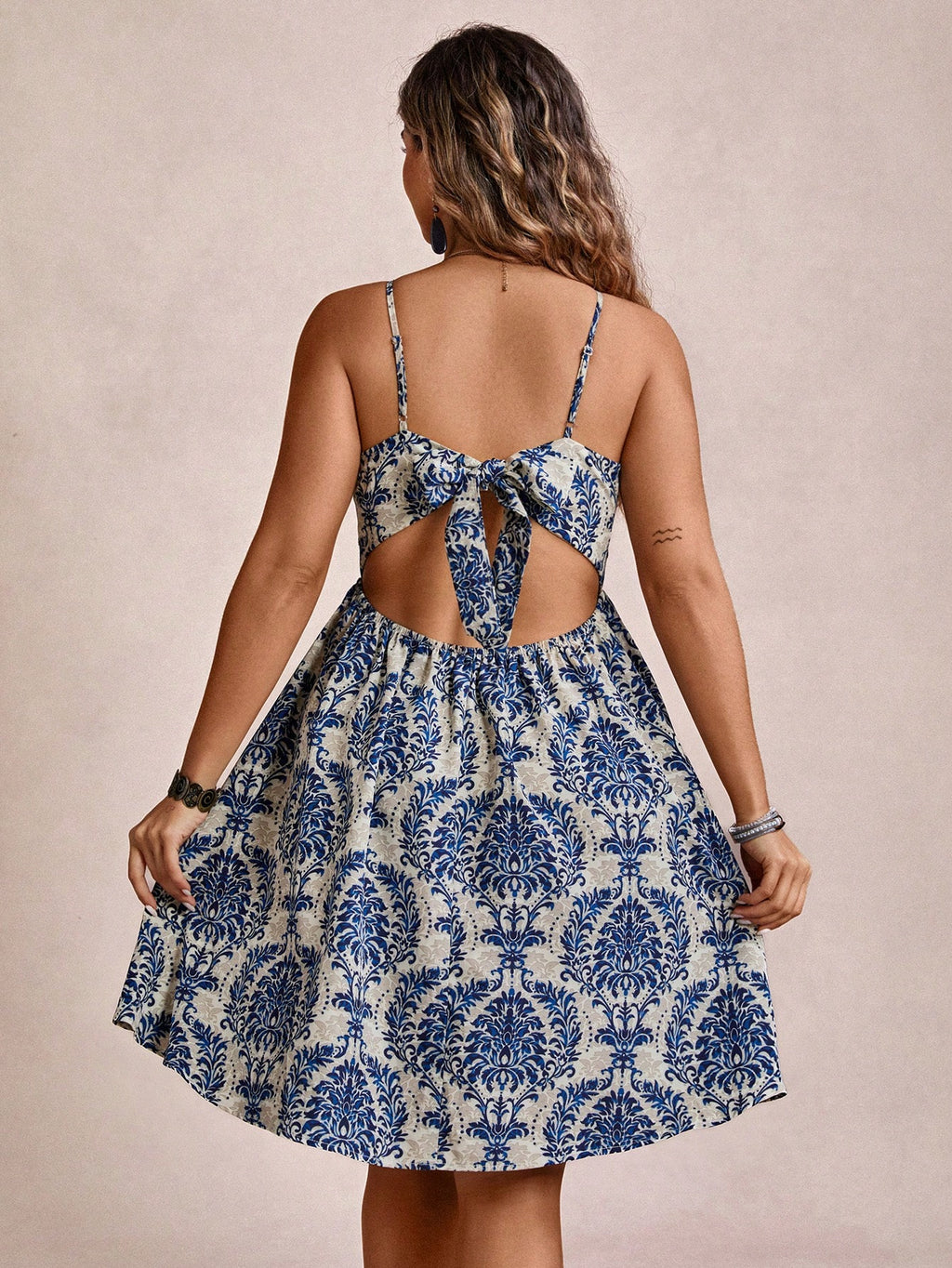 SHEIN VCAY Vestido Cami Plus Size De Cor Sólida Com Nó De Torção & Detalhe Vazado & Sem Costas & Laço Up