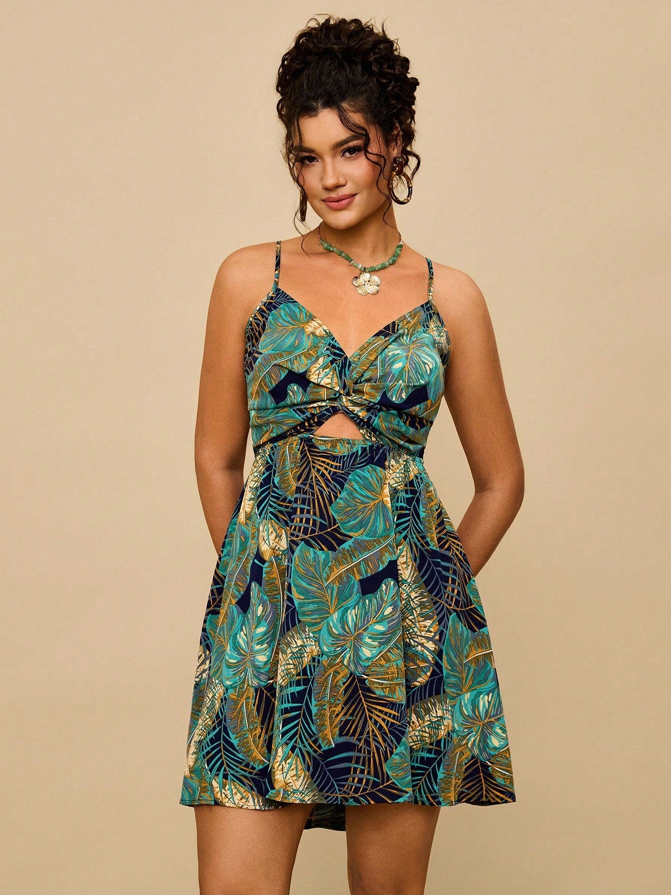 SHEIN VCAY Vestido Cami Plus Size De Cor Sólida Com Nó De Torção & Detalhe Vazado & Sem Costas & Laço Up