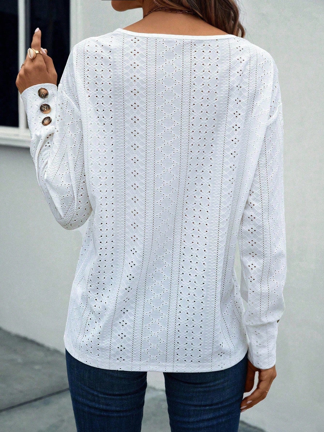 SHEIN Tall Camiseta Casual Solta com Decote em V, Ombros Caídos, Manga Longa, Bordado Queimado e Botões, para Mulheres