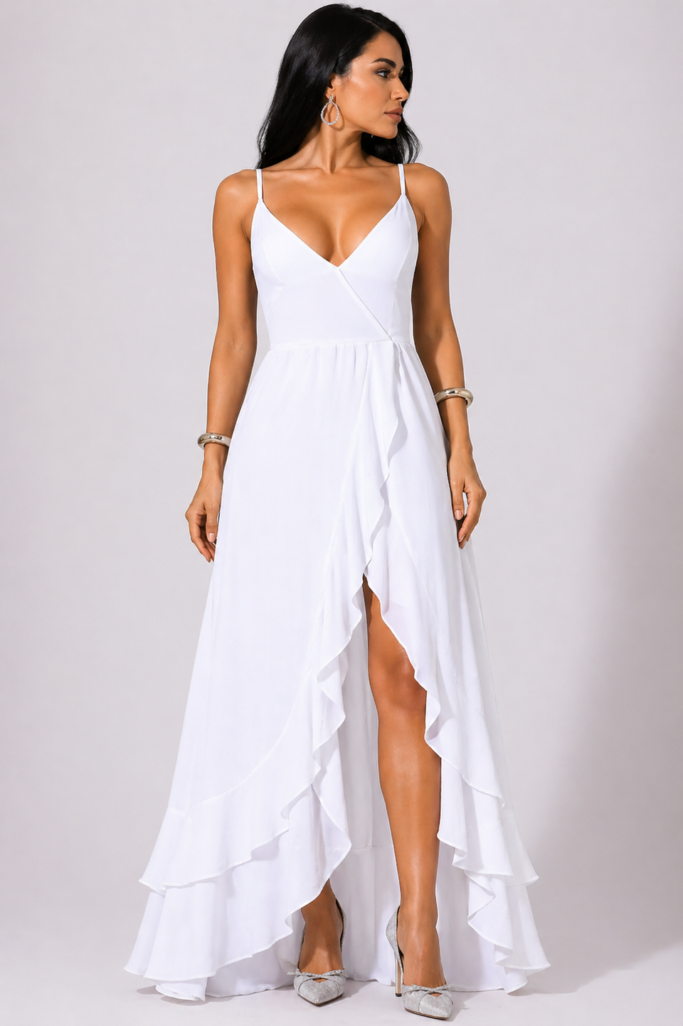 Vestido Longo Branco com Alças Finas e Fenda Elegante