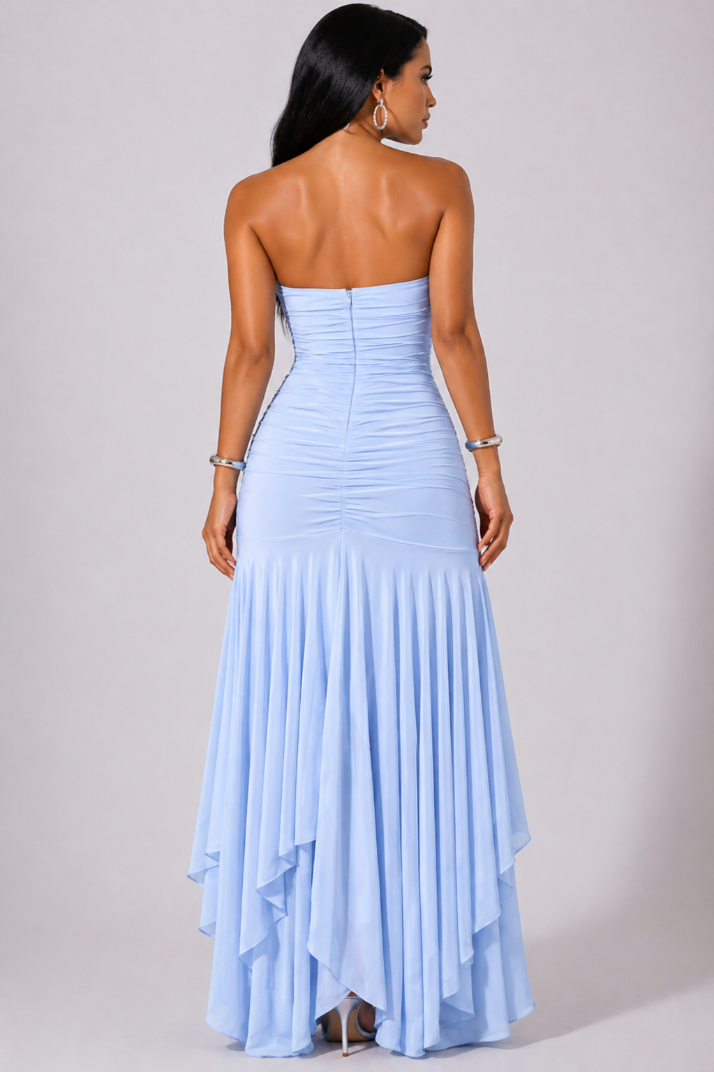 Vestido Mary – Sofisticação Radiante em Tons Dourados