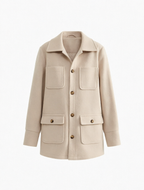 Casaco Manuela – Sofisticação Minimalista com Detalhes Funcionais